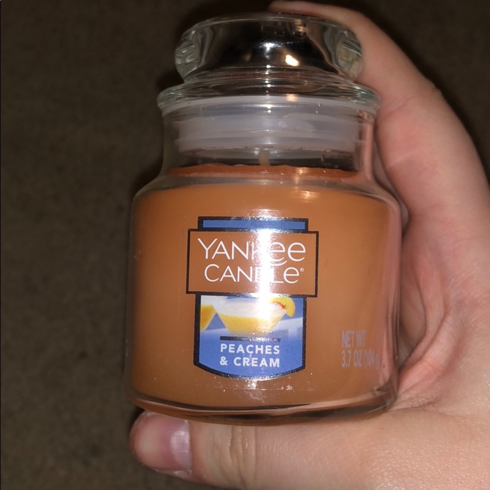 Small Yankee Candle (Peaches and Cream)